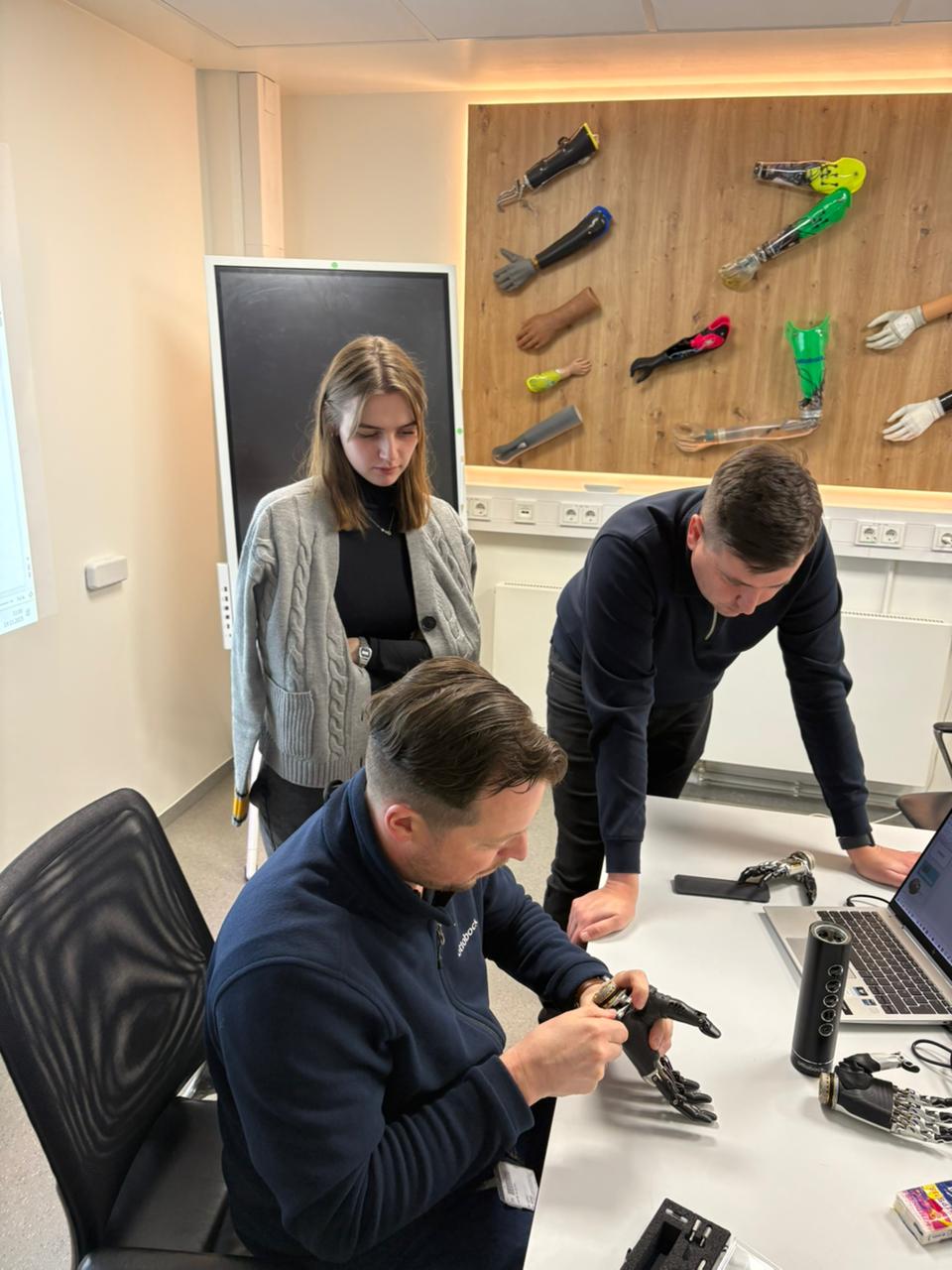Технік протезист PROSTHETICS.PRO Юлія Данильчик на навчанні з протезування верхніх кінцівок у Ottobock, Німеччина